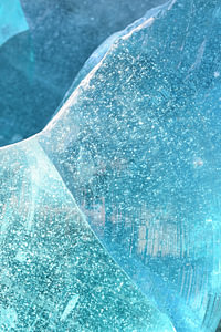 Abstrakte Glaskunst in Blau