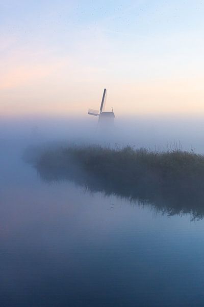 Molen in Nederland - Mist - Landschap - Ochtend - Zonsopkomst van Tim Visual Storyteller