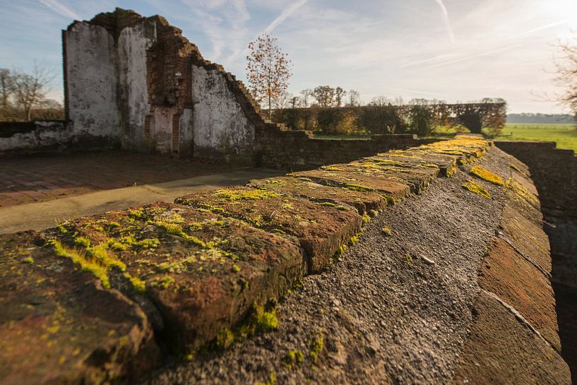 Restanten van een oude boerderij in buurtschap Miste nabij Winterswijk van Tonko Oosterink