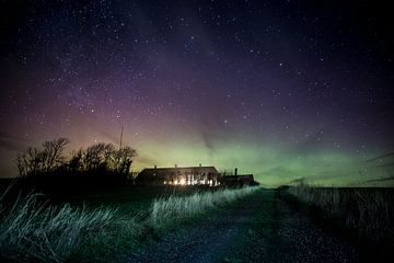 Noorderlicht bij boerderij in Denemarken van Leon Weggelaar