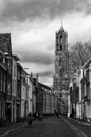 Die Kathedrale von Utrecht von der Lange Nieuwstraat aus gesehen in schwarz-weiß