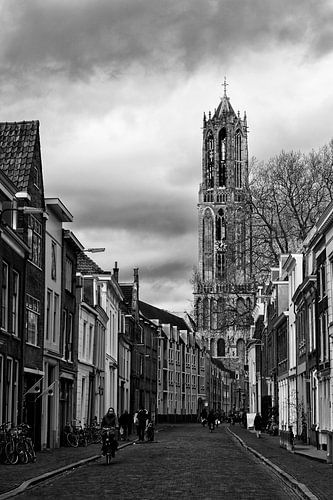 De Utrechtse Dom gezien vanuit de Lange Nieuwstraat in zwart-wit