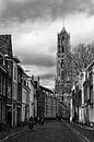 Die Kathedrale von Utrecht von der Lange Nieuwstraat aus gesehen in schwarz-weiß von André Blom Fotografie Utrecht Miniaturansicht