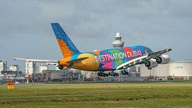 Emirates Airbus A380 mit Destination Dubai-Lackierung. von Jaap van den Berg