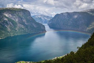 Regenboog  op water by Marjo Kusters