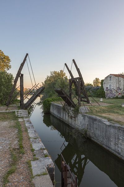 Zugbrücke von Vincent van Gogh in Arles, Provence, Frankreich von Maarten Hoek
