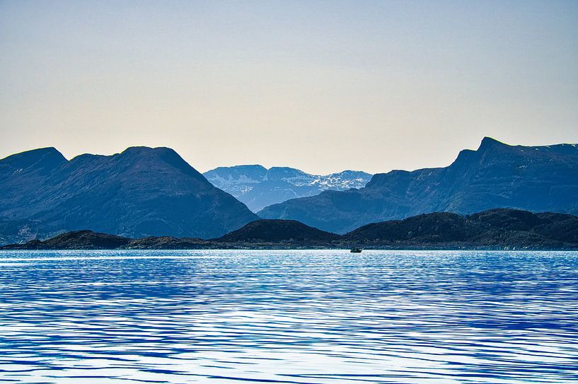Fjord en Norvège avec un ciel bleu par Martin Köbsch
