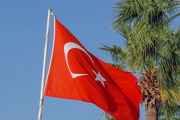 Drapeau turc dans le vent sur de-nue-pic