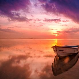 Ruderboot in einem farbenprächtigen Sonnenuntergang von Jan Diepeveen