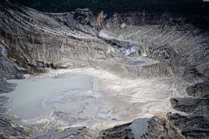 Mineralische Immensität des rauchenden Kraters von Tangkuban Parahu