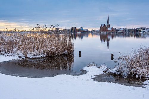 Uitzicht over de Warnow naar de Hanzestad Rostock in de winter