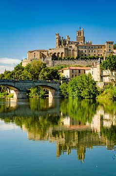 Spiegelung von Altstadt und Kathedrale von Beziers im Fluss Orb in Südfrankreich