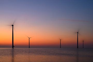 Windturbines in een offshore windpark tijdens zonsondergang van Sjoerd van der Wal Fotografie