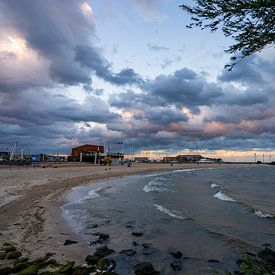 zonsondergang  op het IJsselmeer van Harmke Kramer Post