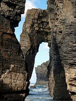 Steenformatie op het strand Playa de las Catedrales