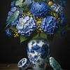 Stilleben mit Sittichen und Delfter Blau Vase von By Marjolein Design