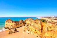 Rotsen en oceaan bij Alvor in de Algarve Portugal van Eye on You thumbnail