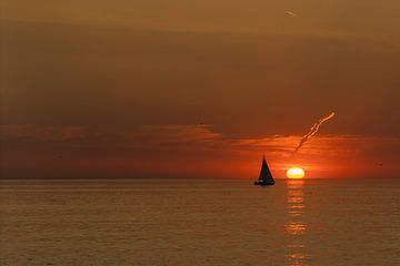 Ondergaande zon met zeilschip van Paula van der Post