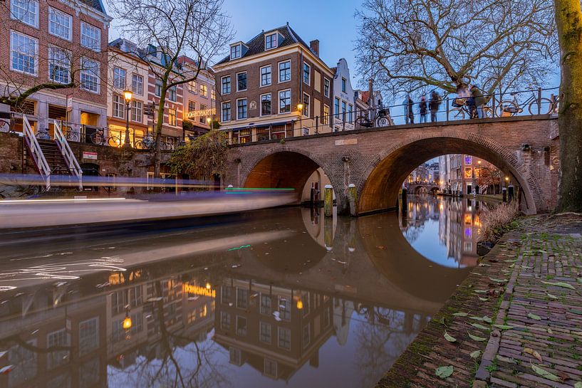 Utrecht Oudegracht Gaardbrug in de avond van Russcher Tekst & Beeld