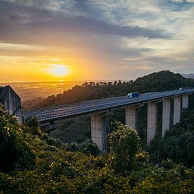 Toskanisches Viadukt durch die Berge während eines Sonnenuntergangs. von Stefan Lucassen