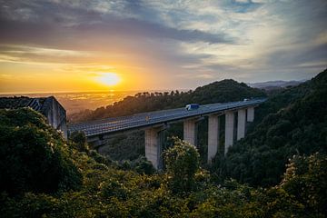 Viaduc toscan à travers les montagnes pendant un coucher de soleil. sur Stefan Lucassen