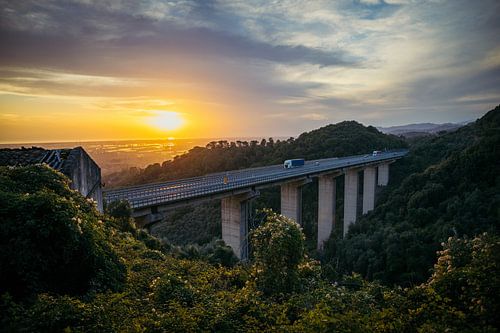 Toscaanse viaduct door de bergen tijdens een zonsondergang. van Stefan Lucassen