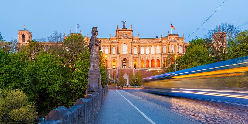 Maximilianeum in München am Abend von Werner Dieterich