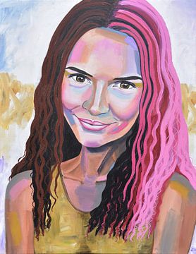 De Glimlach van Expressie;  kleurrijk schilderij van een portret van een vrouw in complementerende kleuren met vriendelijke intense blik in roze bruin blauw en groen van Bianca ter Riet