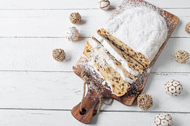 Winterzauber - Hausgemachter Christstollen auf weißen Hintergrund :: Tei2 von Authentic Food Stories