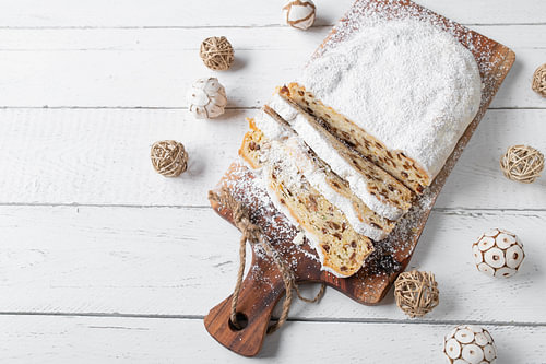 Winterzauber - Hausgemachter Christstollen auf weißen Hintergrund :: Tei2