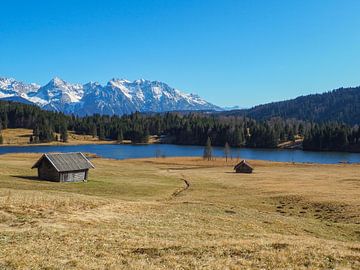 Frühlingszauber am Geroldsee – zarte Krokusblüten, ruhiges Wasser und beeindruckende Bergkulisse. Ein romantisches Alpenmotiv voller Farbe und Ruhe. von Miriam Schwarzfischer Fotografie