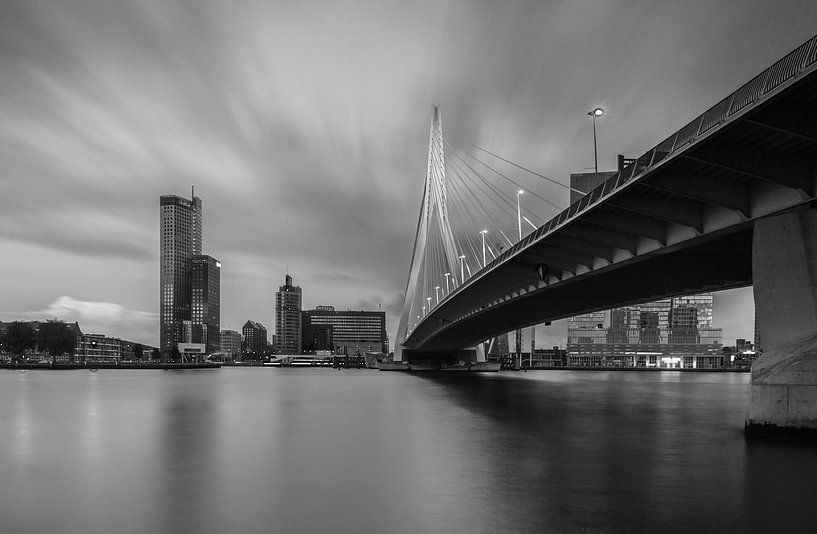 Sonnenuntergang an der Erasmusbrücke in Rotterdam von Ilya Korzelius