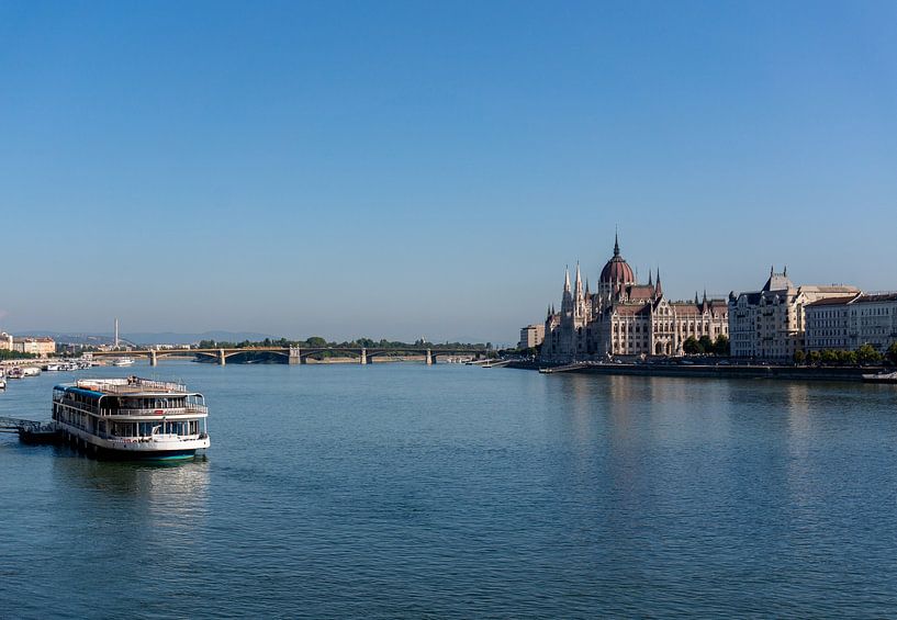 Panorama von Budapest, Ungarn mit dem Parlamentsgebäude und der Donau von Animaflora PicsStock