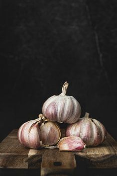 Knoblauch auf Holzschneidebrett