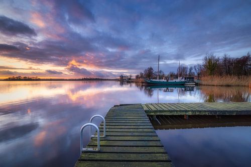 Een mooie zonsondergang boven het Leekstermeer in Groningen. Het gladde wateroppervlak zorgt voor ee