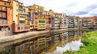 Kleurrijke huizen aan het water in Girona, Spanje van Jessica Lokker thumbnail