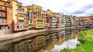Kleurrijke huizen aan het water in Girona, Spanje