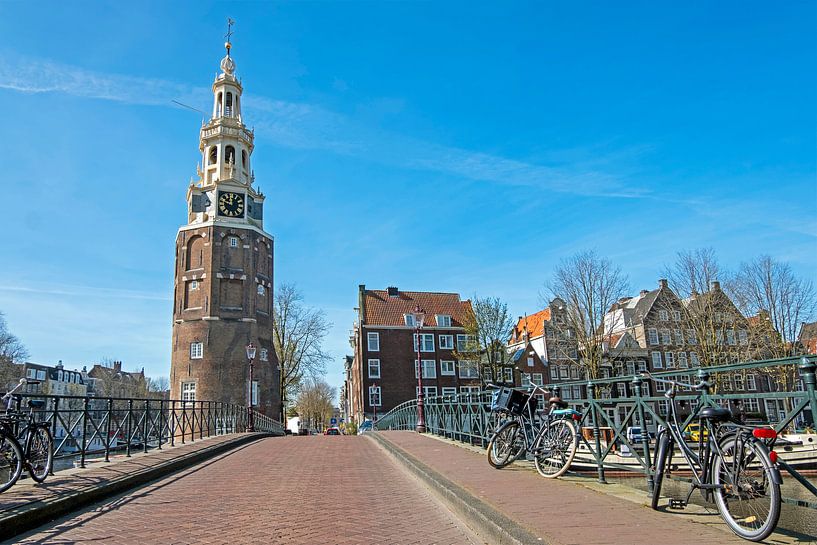 Stadtbild von Amsterdam in den Niederlanden mit dem Montelbaan-Turm von Eye on You