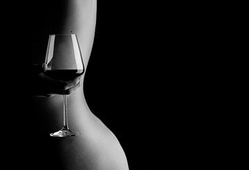 Een foto van een naakte vrouw die een glas wijn vasthoudt achter haar rug.  von Retinas Fotografie