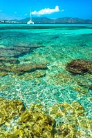 Schönes transparentes, klares Meerwasser an der Küste von Cala Millor auf der Insel Mallorca, Spanie