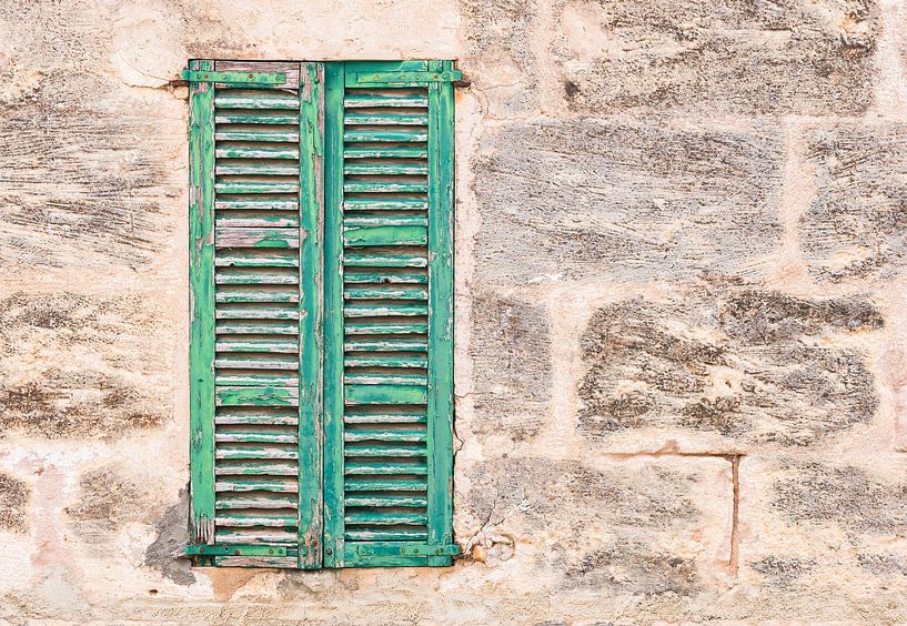 Detailansicht der alten grünen Holzfensterläden und der alten Steinmauer von Alex Winter
