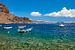 Uitzicht op zee vanaf het vulkanische eiland Santorini van Leo Schindzielorz