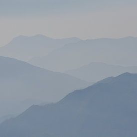 Hills in the Fog von Moats Design