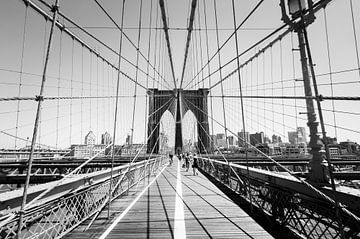 Brooklyn Bridge in zwart-wit van Laura Vink