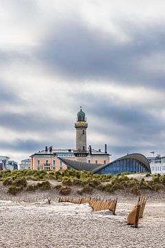 Vuurtoren en Teepott aan de Baltische kust in Warnemünde van Rico Ködder