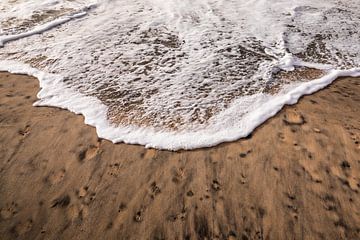 Wave on the beach by VIDEOMUNDUM