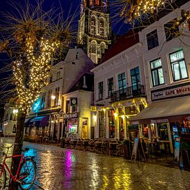 Kleurrijke Havermarkt in Breda met de Grote Kerk en een rode fiets. van Henk Van Nunen Fotografie