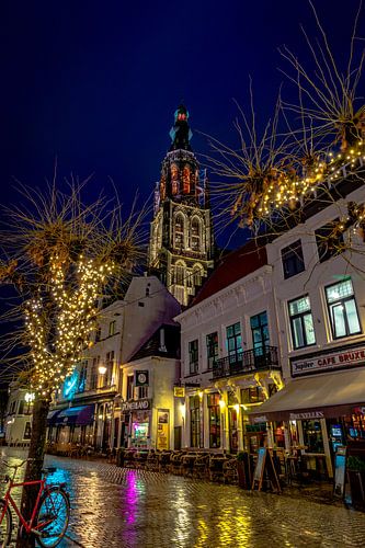 Kleurrijke Havermarkt in Breda met de Grote Kerk en een rode fiets.
