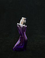 Parfumflesje in een vrouwelijke vorm