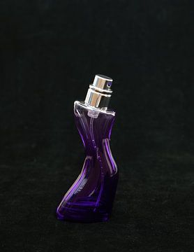 Parfumflesje in een vrouwelijke vorm van René Ouderling
